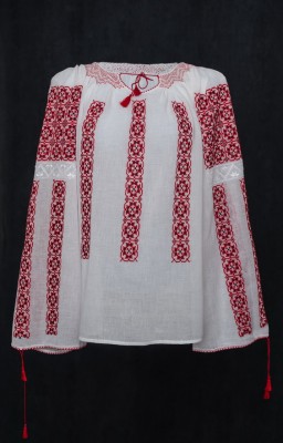 vintage embroidered Romanian blouse
