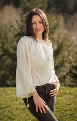 IA - Hand-embroidered...